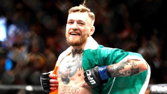 Conor McGregor kazandığı dovüş sonrası ringde gösteriş yapıyor.