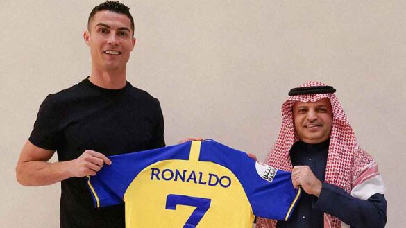 Ronaldo Suudi Kulübü ile sözleşme imzaladıktan sonra poz veriyor.